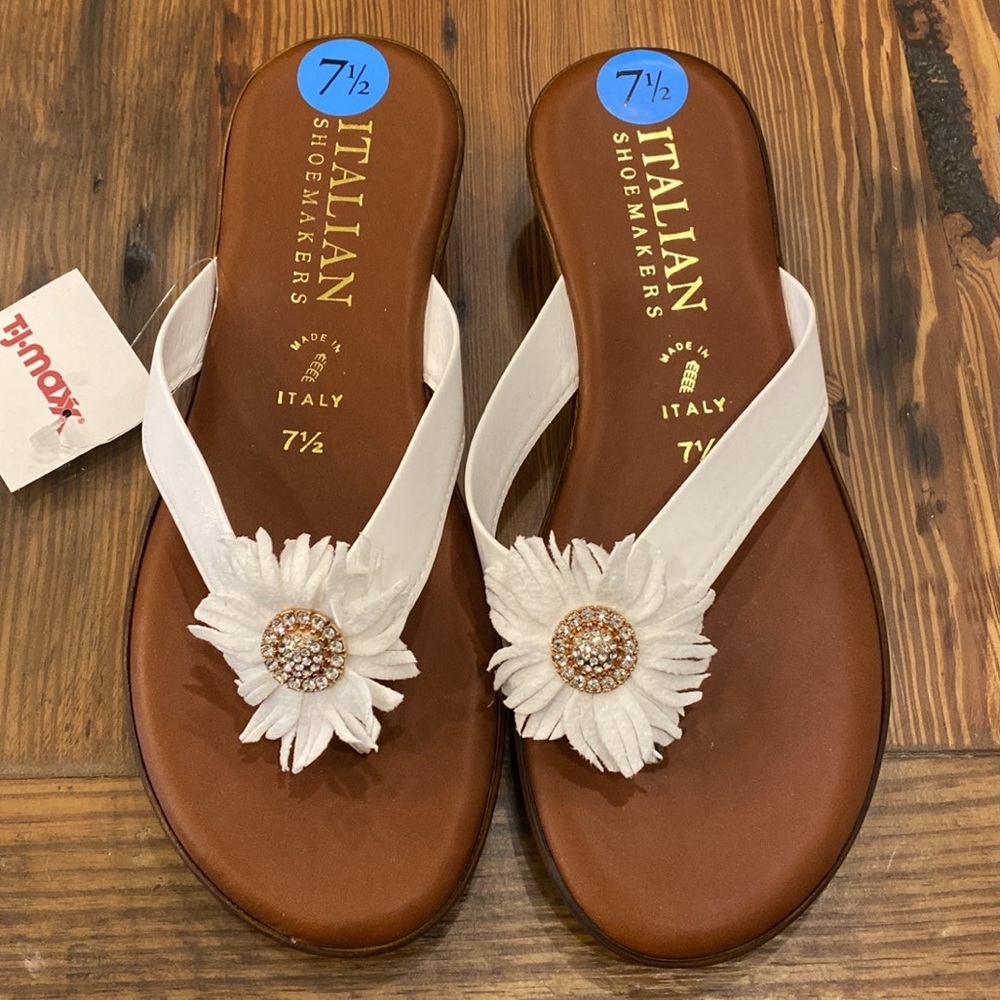 NWT Italian Shoemakers Sandal Flip Flop 7.5. Made In Italy. 1” heel.